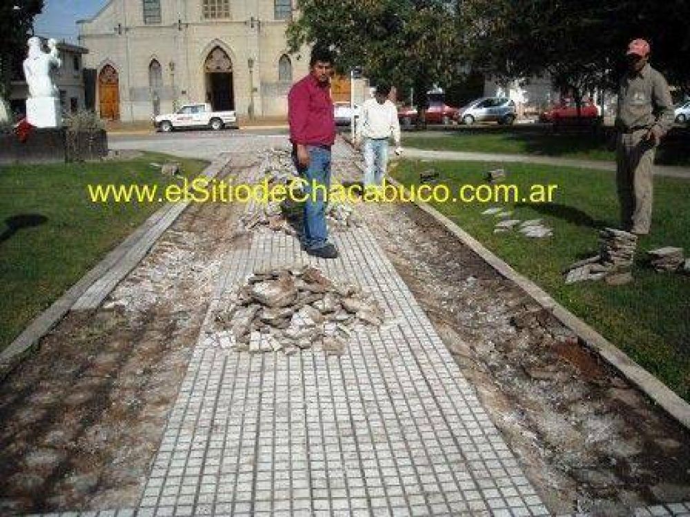 Comenzaron a reparar las veredas de la Plaza San Mart�n