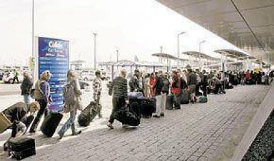 Europa comienza a levantar hoy las restricciones a los vuelos 