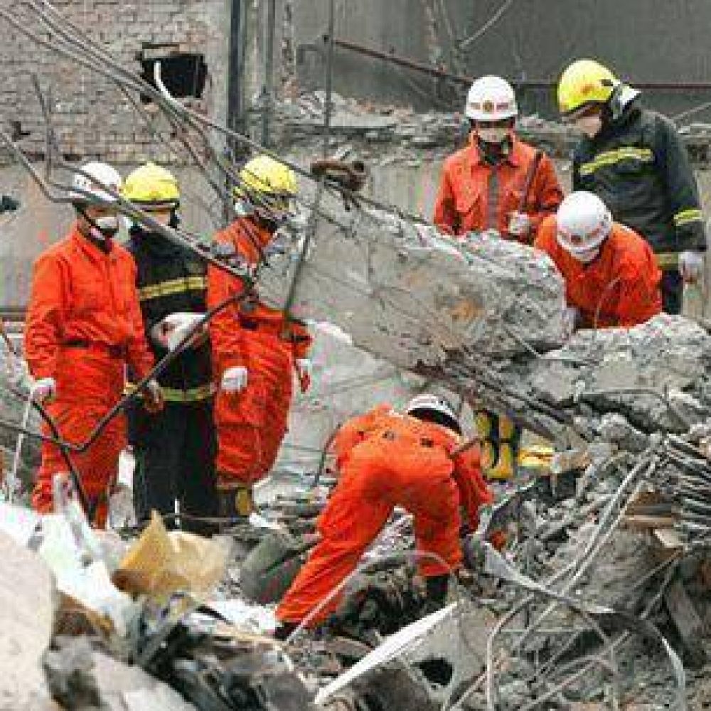 Asciende a 2.000 la cifra de muertos por el sismo en China