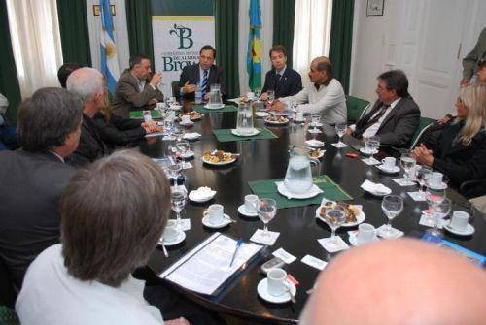 Una delegaci�n de funcionarios del Sur argentino de recorrida por el Parque Industrial