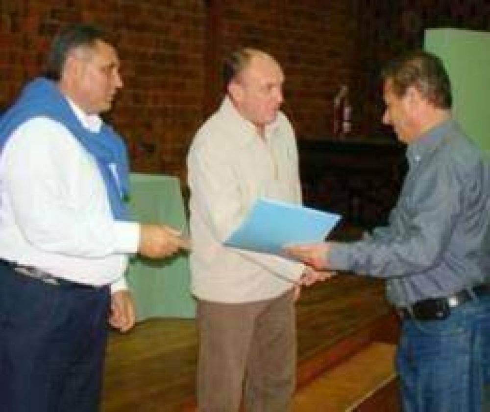 Carignani entreg� Certificados de Bien de Familia
