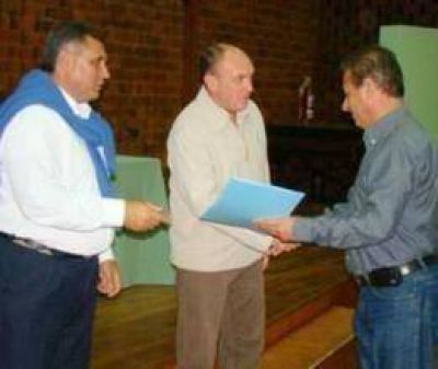 Carignani entreg� Certificados de Bien de Familia