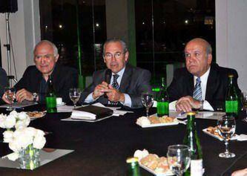 Sin recursos y con la vista en 2011