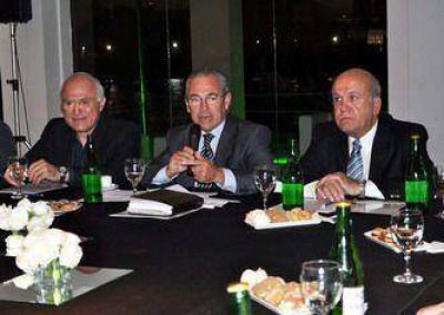Sin recursos y con la vista en 2011