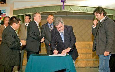 El gobernador entreg� viviendas y firm� la construcci�n de un gimnasio