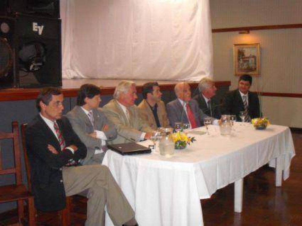 GARRIDO EXPUSO EN CAMARA DE COMERCIO