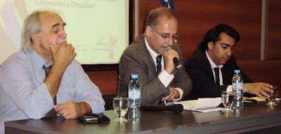 Ominami y Consenso Bicentenario Mor�n disertaron sobre integraci�n