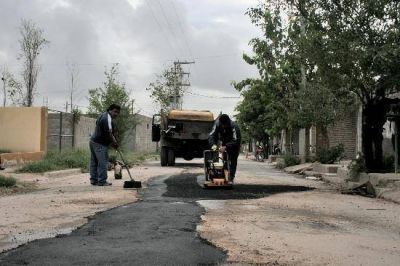  Contin�a el bacheo en dos barrios de la ciudad