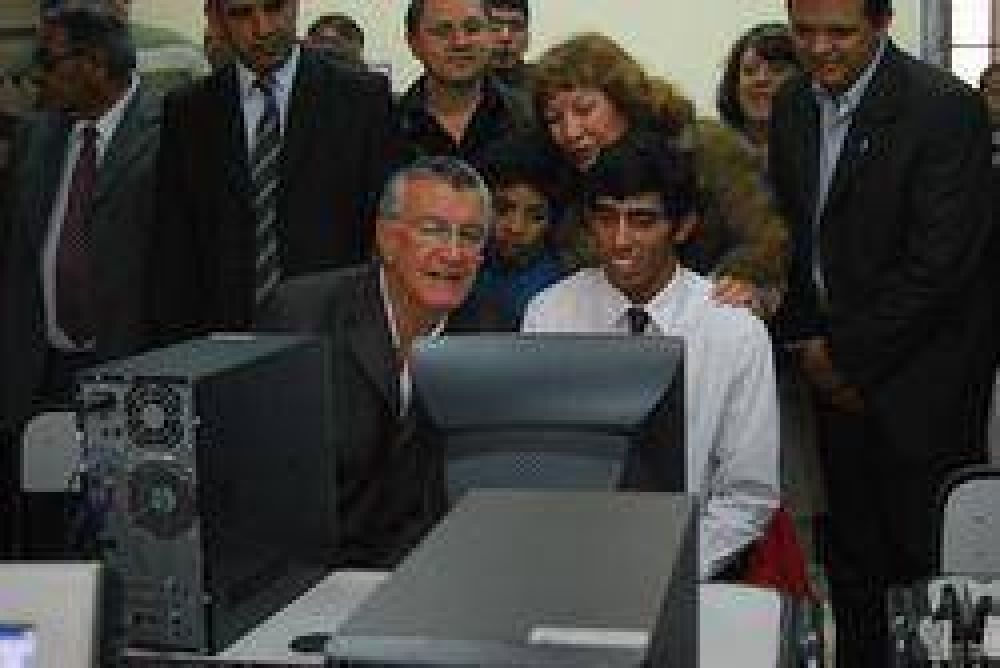 En 9 de Julio inauguraron el servicio de internet en tres escuelas y entregaron escrituras