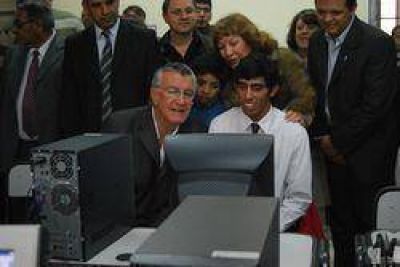 En 9 de Julio inauguraron el servicio de internet en tres escuelas y entregaron escrituras