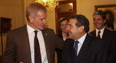 De Narva�z les pide a sus legisladores m�s dureza con el gobierno bonaerense 