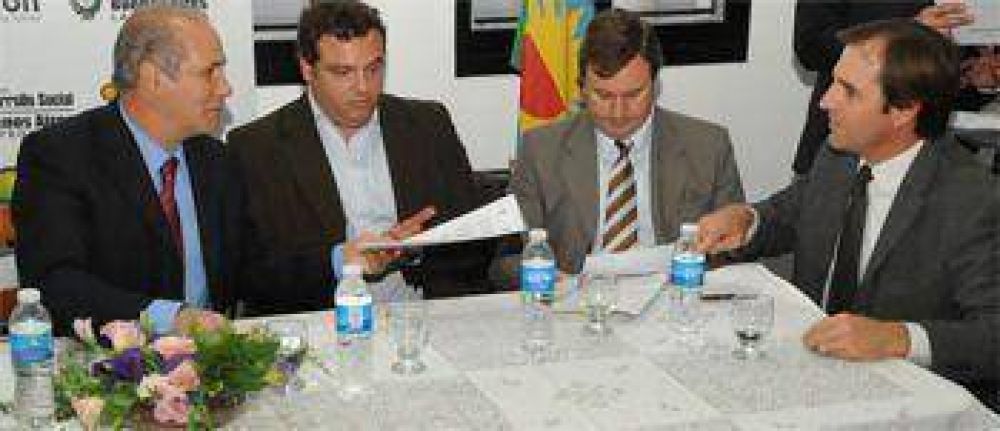 Bol�var firm� el convenio de adhesi�n al progama Envi�n