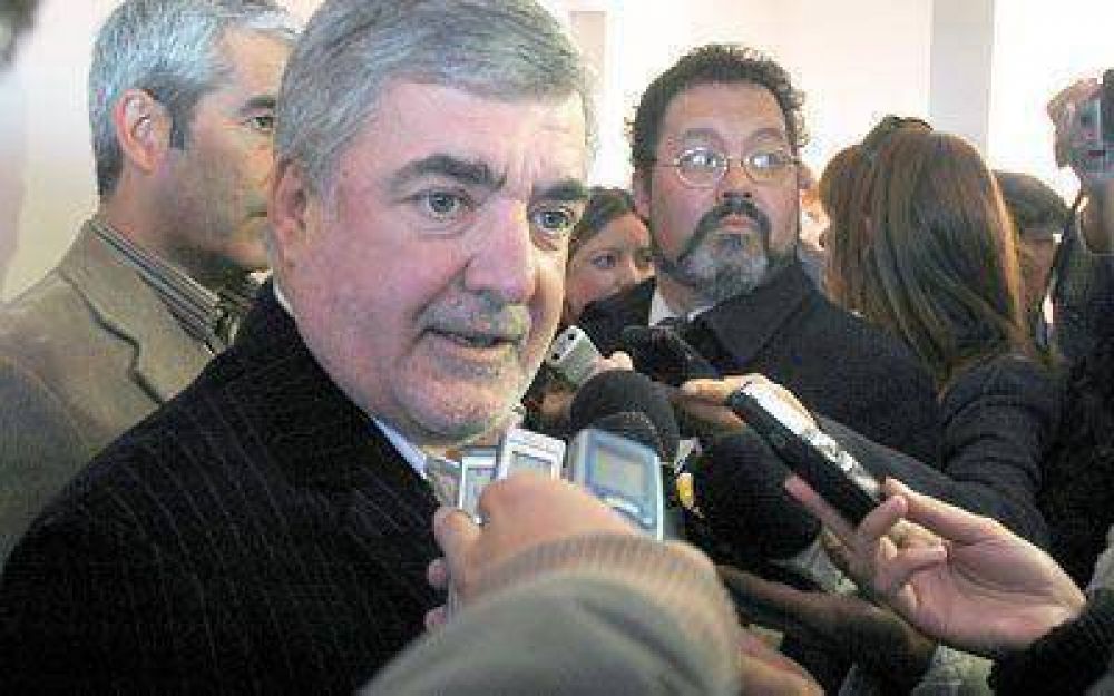 Das Neves se reuni� con empresarios del petr�leo por 200 despedidos en Contreras
