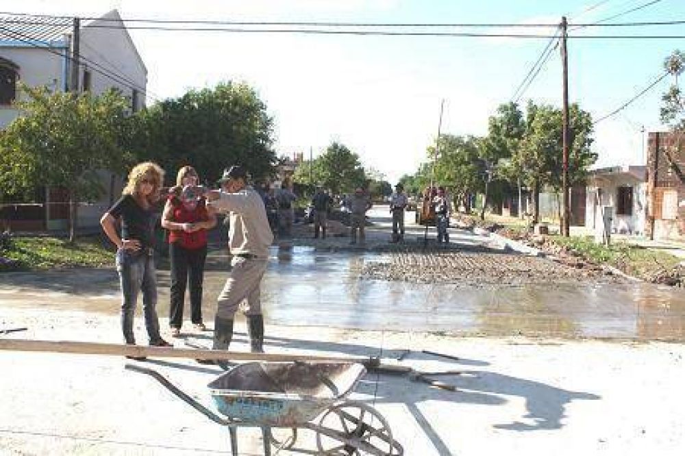 Villa Centenario tiene una nueva calle pavimentada