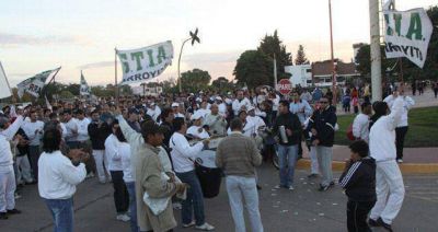 Arcor ofreci� un anticipo de $500 y sigue la protesta de trabajadores 