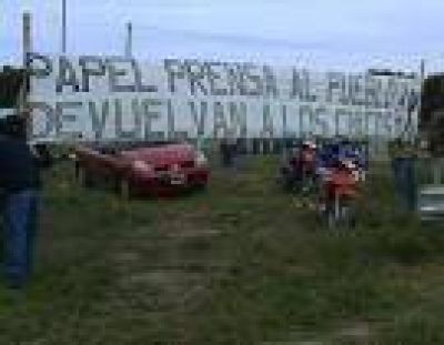 Casi 70 personas participaron de la "toma simb�lica" de Papel Prensa