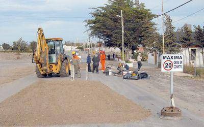 El municipio construye reductores de velocidad