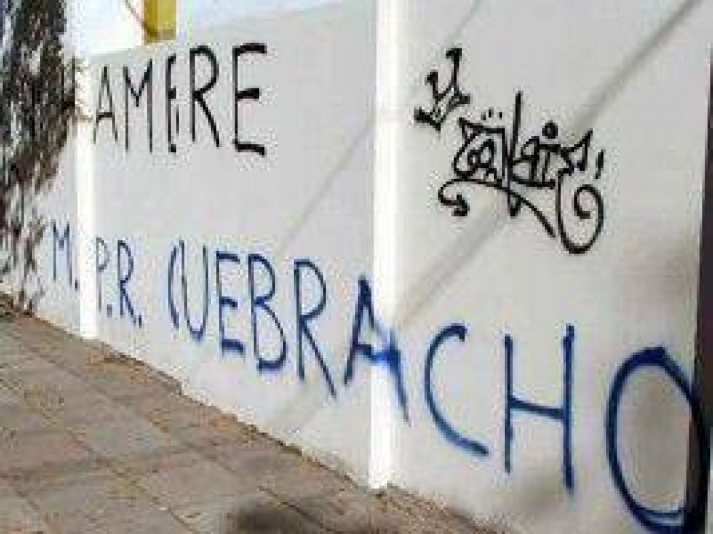 Pintadas en el edificio comunal