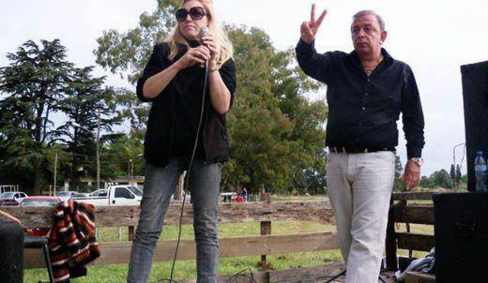 El intendente Humberto Z�ccaro lleg� a Manzanares para intentar tranquilizar a la poblaci�n descartando que las 60 familias que viven en una zona inundable de La Lomita ser�an trasladadas a esa localidad.