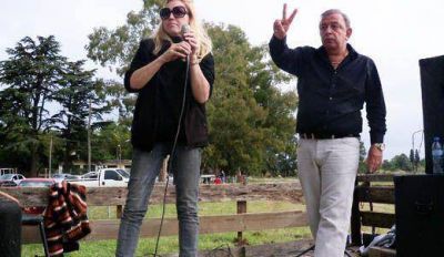 El intendente Humberto Z�ccaro lleg� a Manzanares para intentar tranquilizar a la poblaci�n descartando que las 60 familias que viven en una zona inundable de La Lomita ser�an trasladadas a esa localidad.