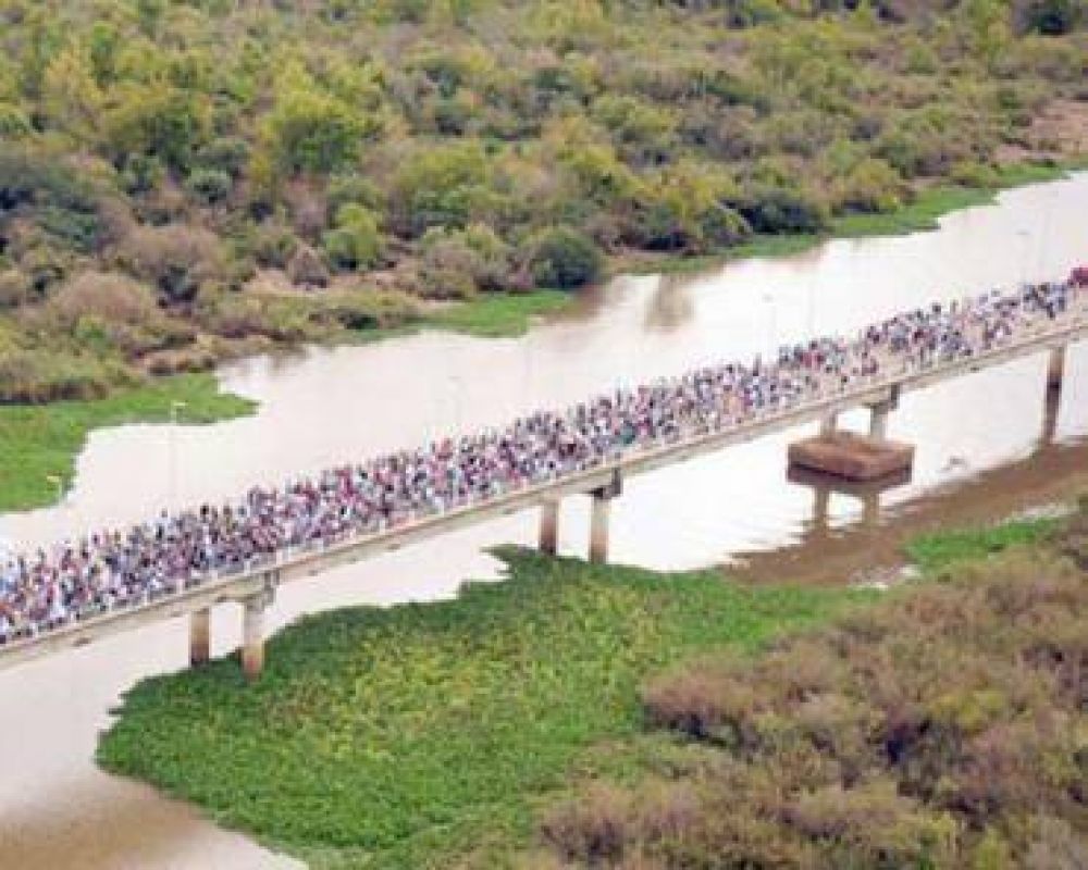 Pese al fallo, una multitud manifest� contra Botnia