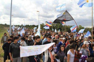 La Asamblea Ambiental convoc� a miles de personas al "Sexto Abrazo al R�o Uruguay" 