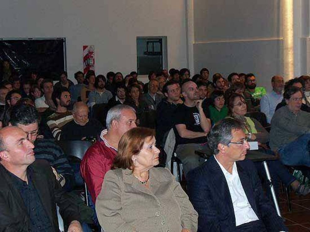 A sala llena cerr� el Fico 2010: "10 de febrero" es el mejor corto local y "Registro", el del pa�s