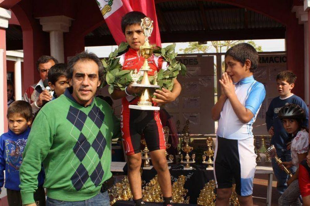 Escobar - EL INTENDENTE SANDRO GUZMAN COMPARTIO LA ENTREGA DE TROFEOS DEL TORNEO DE CICLISMO EN EL POLIDEPORTIVO DE GARIN