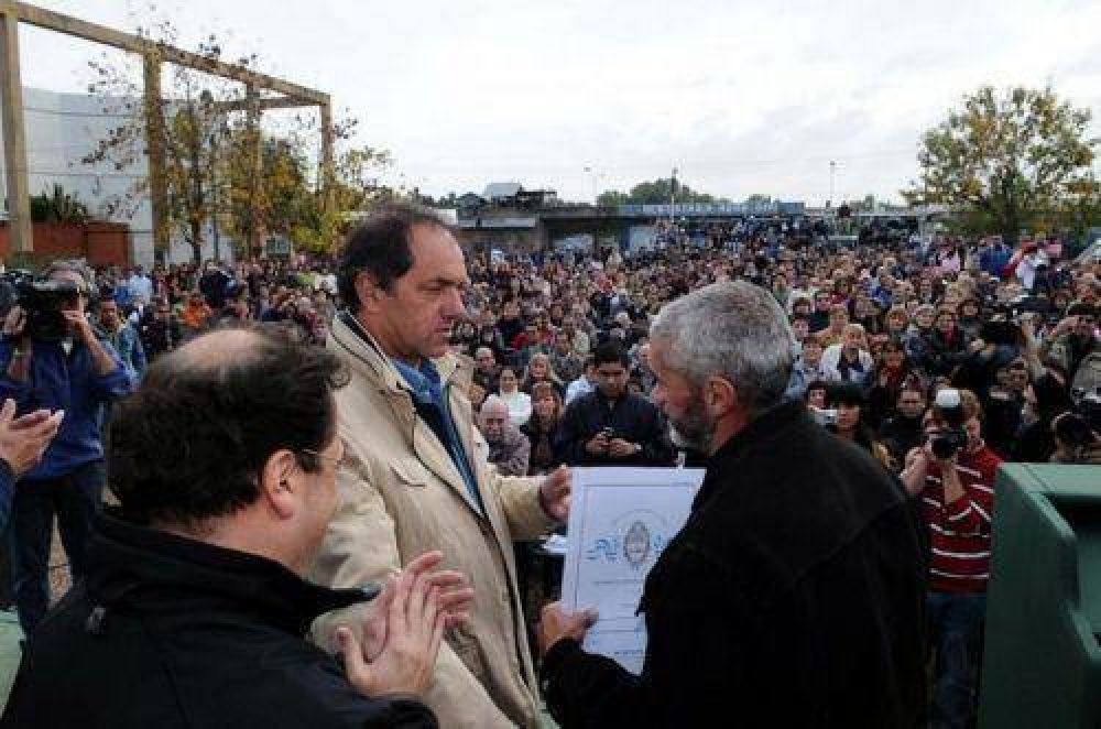 Scioli destac� el "fuerte compromiso social" durante su visita a Almirante Brown