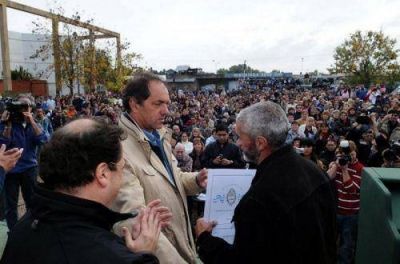 Scioli destac� el "fuerte compromiso social" durante su visita a Almirante Brown