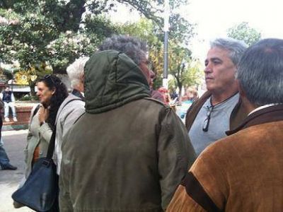Daniel Gomez camin� con vecinos en Lan�s Oeste