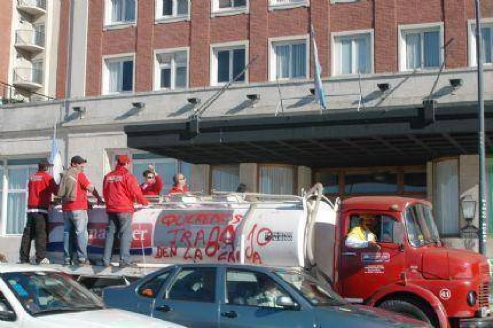 Trabajadores de El Amanecer se movilizaron ante el Hotel Hermitage