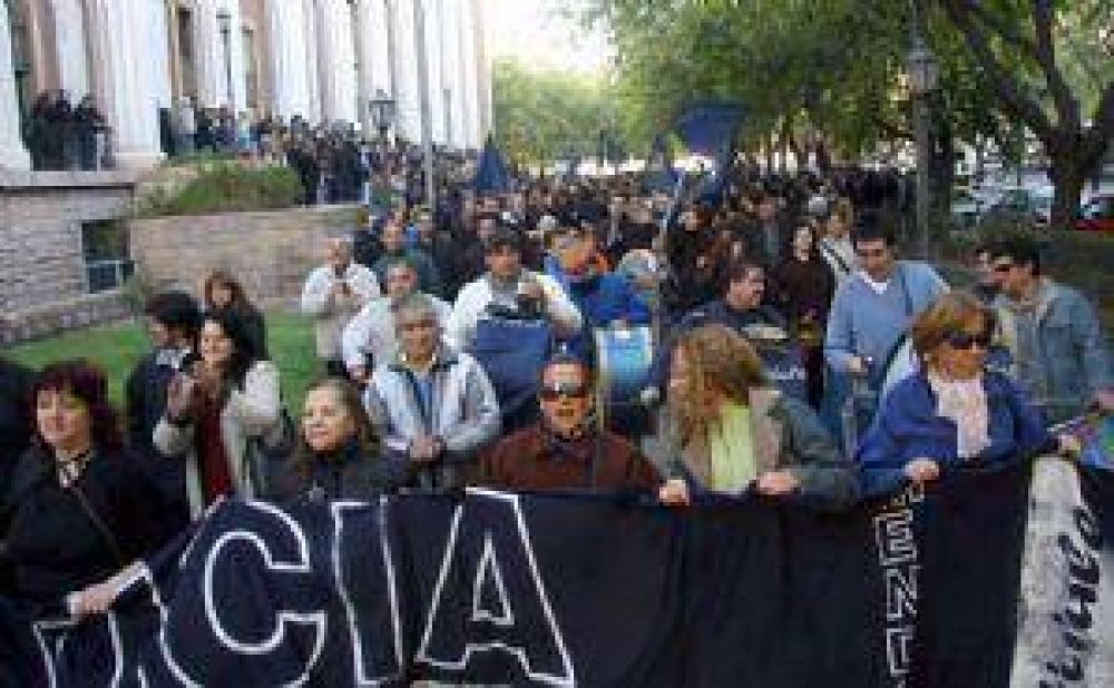 La Corte resolvi� descontar los d�as de huelga a los judiciales