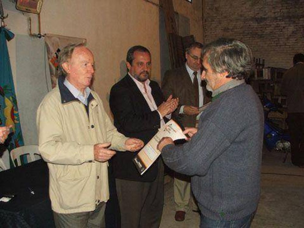 POR EL PROGRAMA DE REGULARIZACI�N DOMINIAL Se entregaron escrituras en el barrio Padre Varela