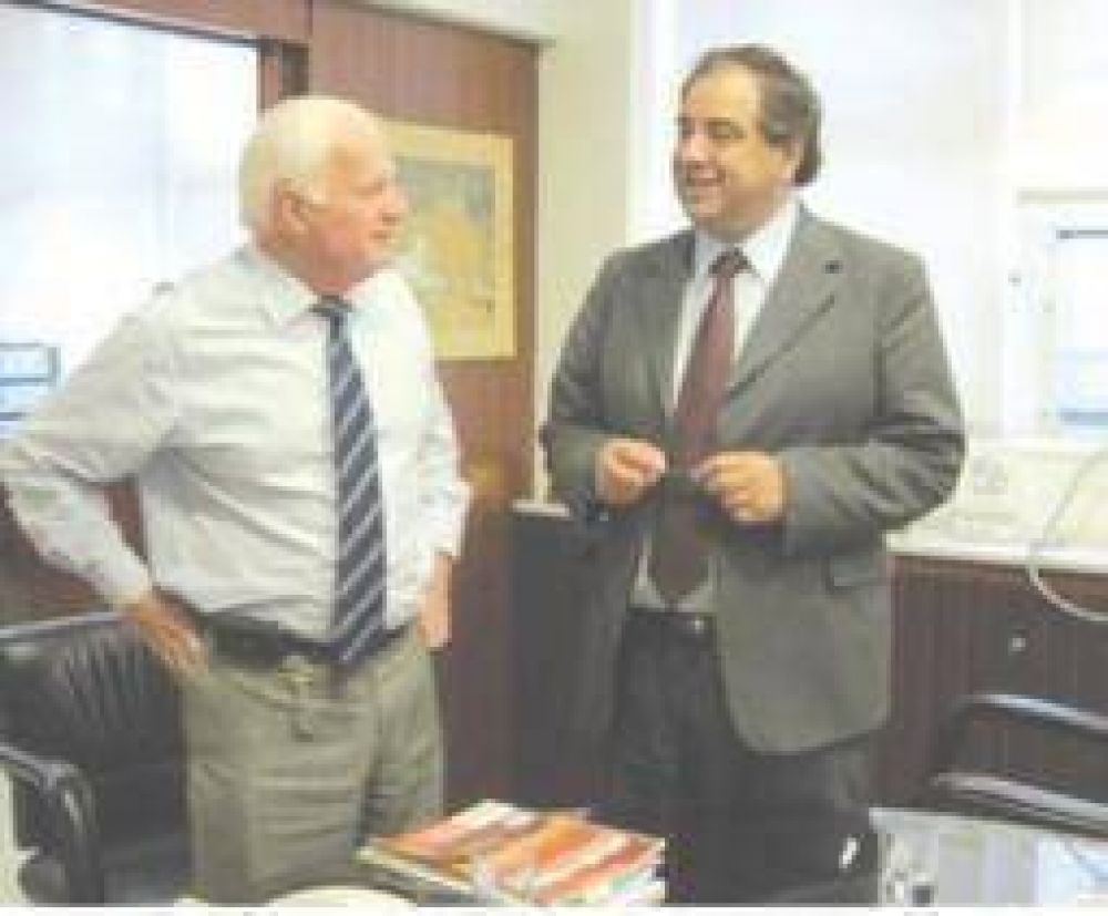 El radical Julio Mart�nez gestion� obras viales para la provincia