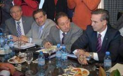 Beder y gobernadores K discutieron la coparticipaci�n federal en Buenos Aires