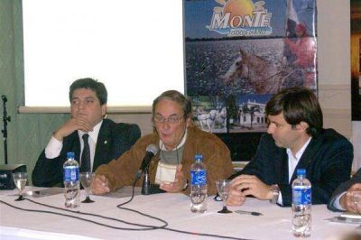 Crotto visit� San Miguel del Monte y entreg� subsidios para el Turismo