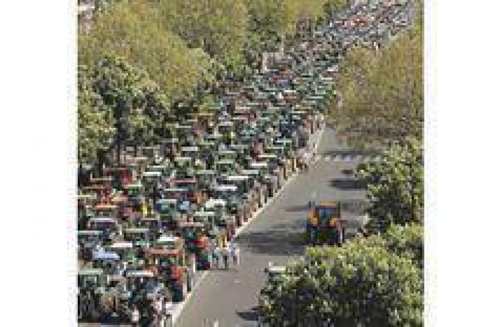  Tractorazo en Par�s por m�s ayuda  