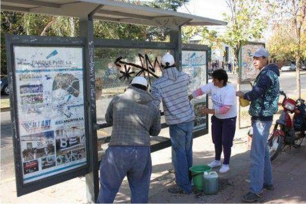 Cooperativistas realizaron tareas de limpieza en paradas de colectivos