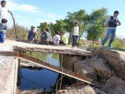  Vecinos de Santa Luc�a y San Cayetano afectados por el derrumbe de un puente