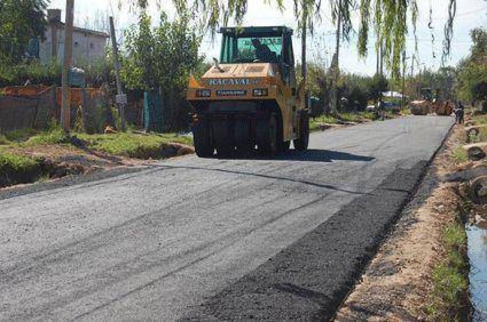 Contin�an los trabajos de tendido de asfalto en Villa Rosa