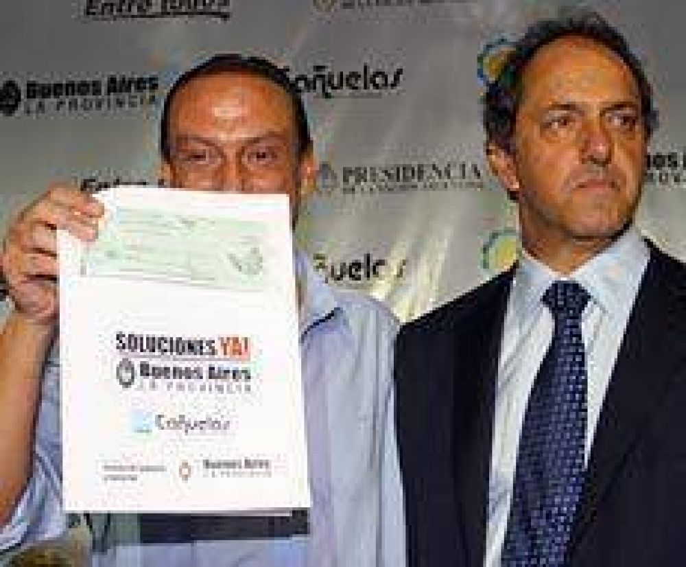 Scioli reparti� subsidios para productores y obras