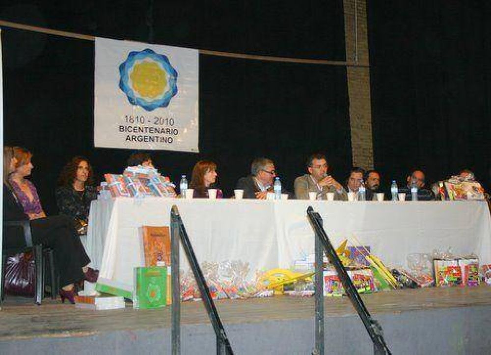 Entrega de libros y �tiles para las escuelas de Salto