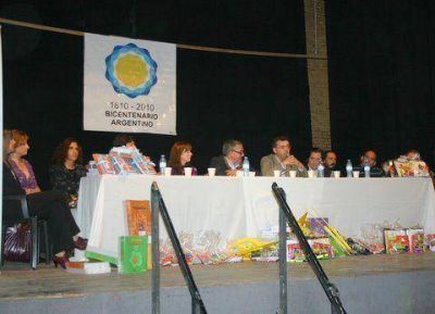 Entrega de libros y �tiles para las escuelas de Salto