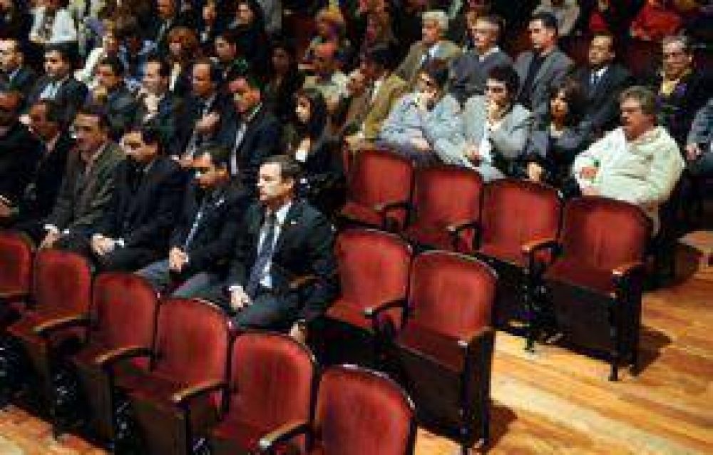 Faltazo del Frente C�vico en la entrega de diplomas a legisladores