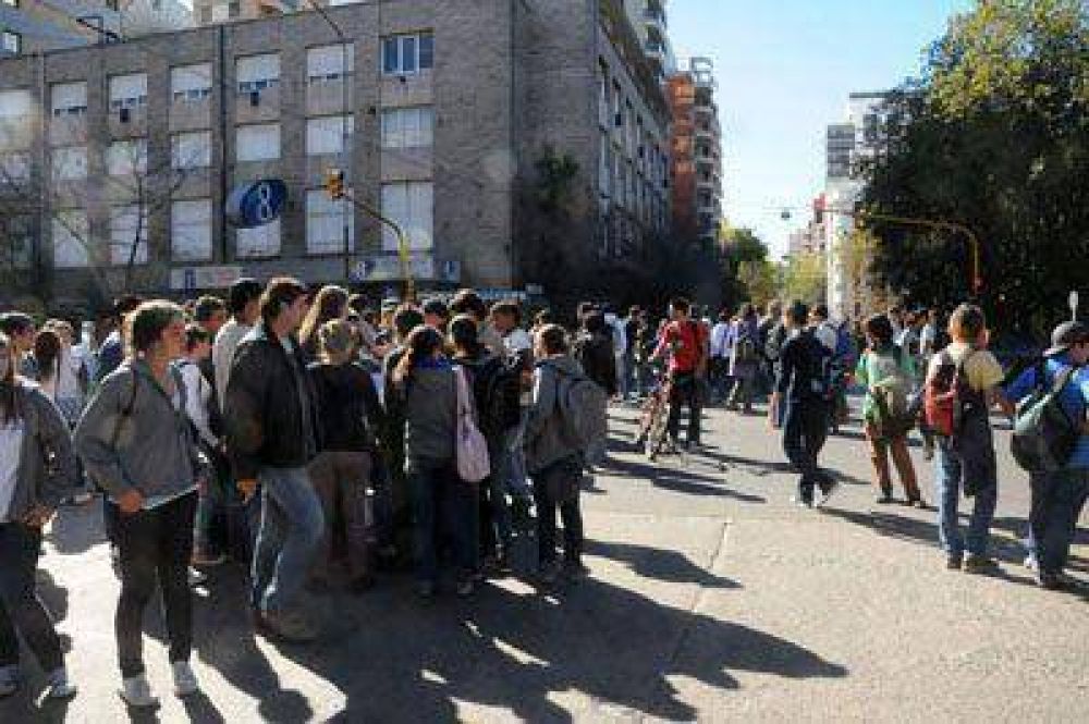 Estudiantes secundarios cortaron calles y no se destraba el conflicto