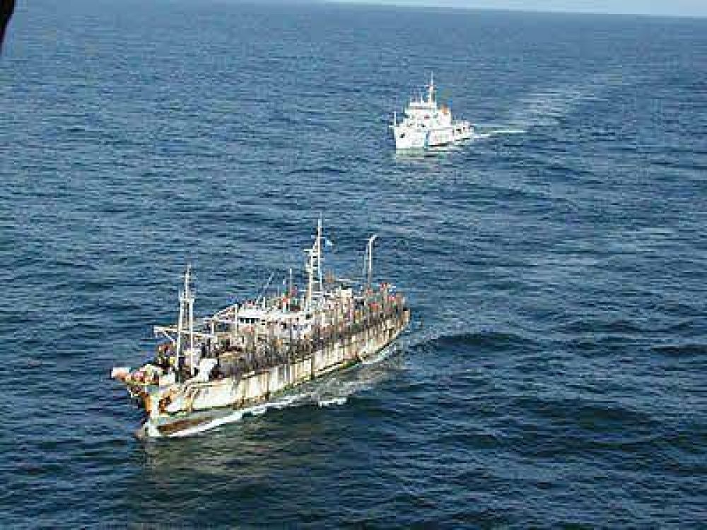 Traen a Mar del Plata un buque coreano que pescaba ilegalmente en aguas argentinas