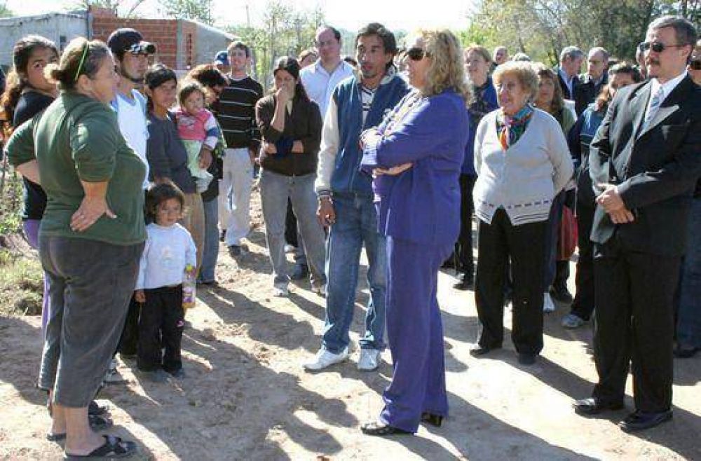 Por los barrios: La Intendente recorri� obras junto a vecinos de Otamendi