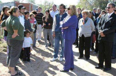 Por los barrios: La Intendente recorri� obras junto a vecinos de Otamendi