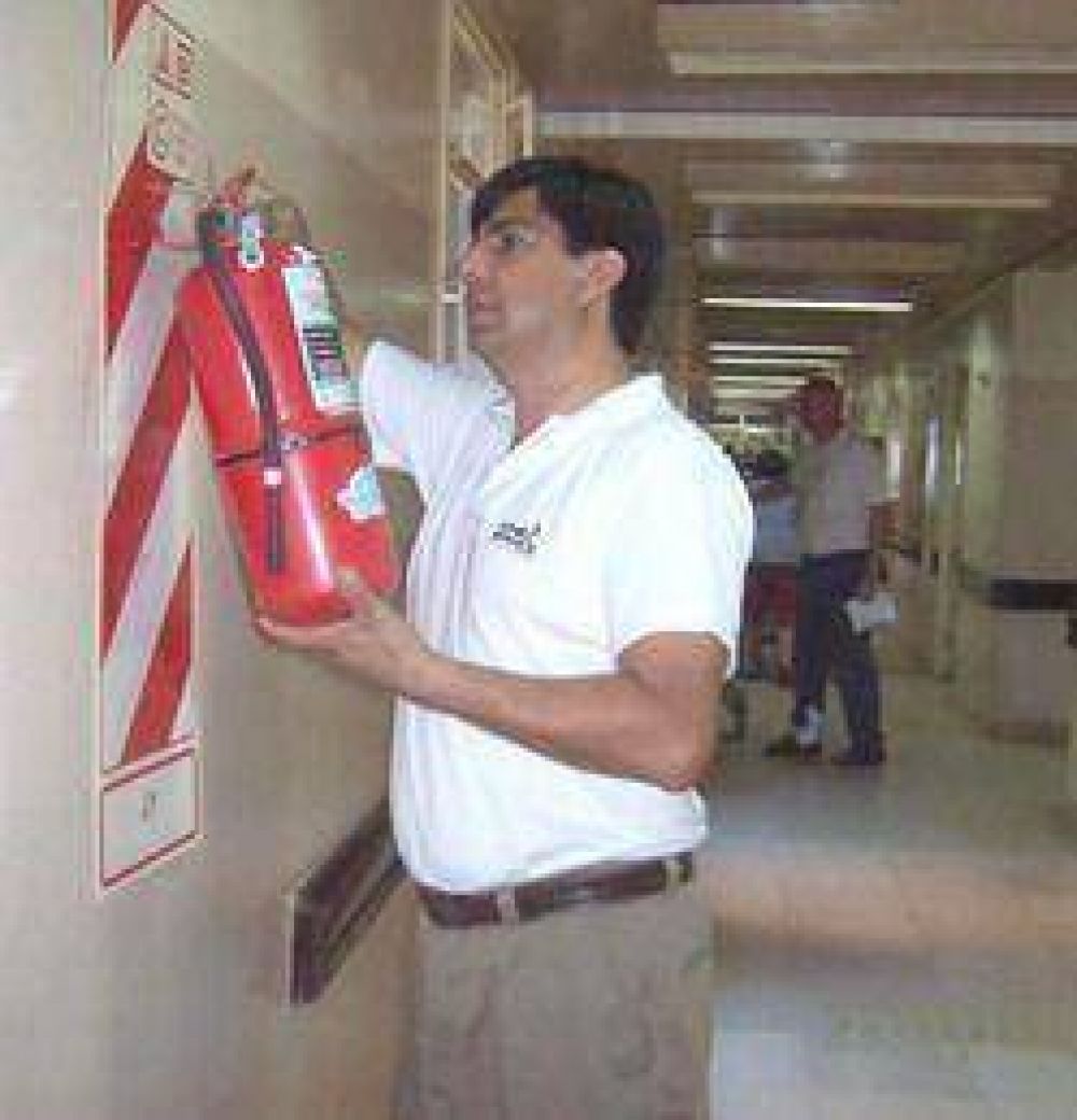 El Municipio realiz� el control y recarga de matafuegos en el Hospital San Jos�